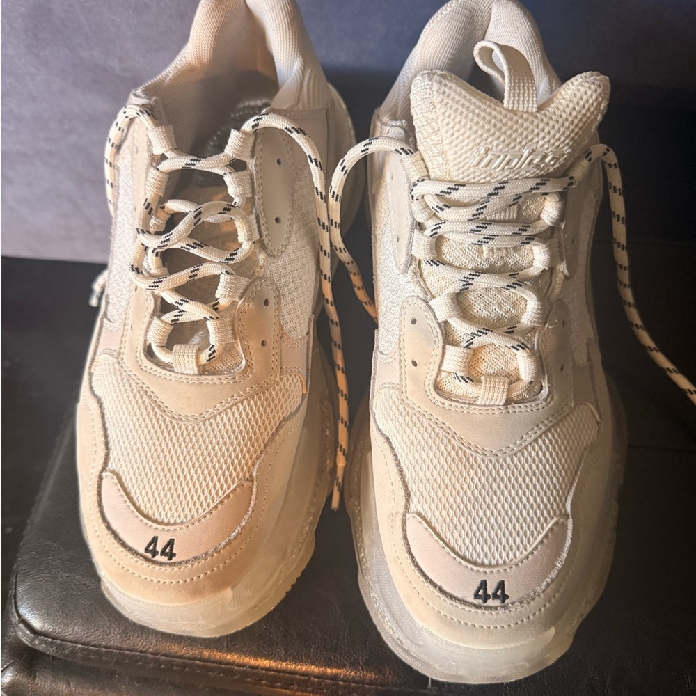 Men's Beige Sneakers with Black Accents
Triple clear sole